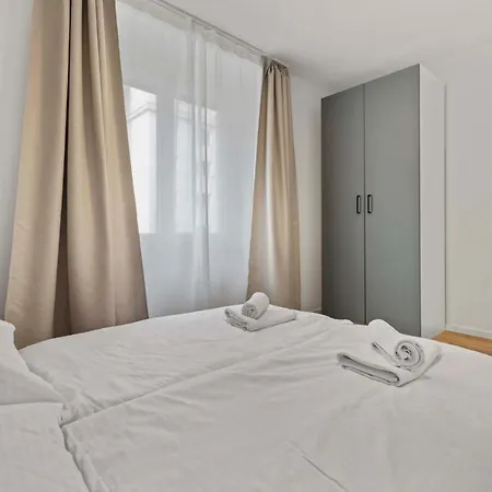 Апартаменты 2 Bedroom Steps To Nivy Station