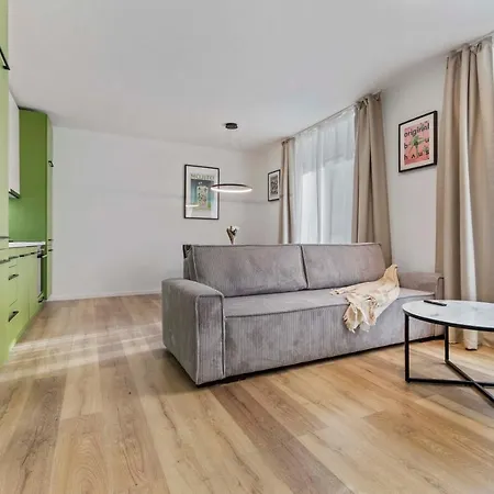 2 Bedroom Steps To Nivy Station Апартаменты