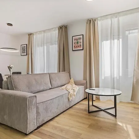 2 Bedroom Steps To Nivy Station * Pozsony