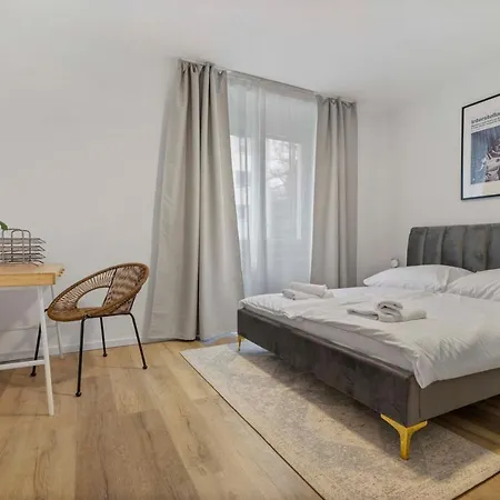 Апартаменты 2 Bedroom Steps To Nivy Station *