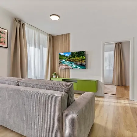 2 Bedroom Steps To Nivy Station * Pozsony