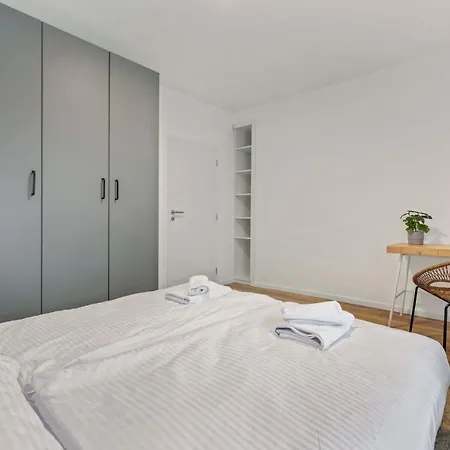 2 Bedroom Steps To Nivy Station ブラチスラヴァ